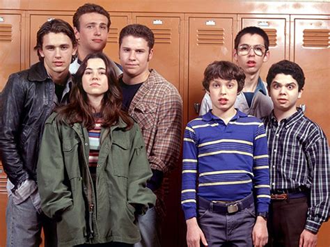  Freaks and Geeks! Un affascinante ritratto dell'adolescenza negli anni '80 con Lindsay Weir e un gruppo di studenti socialmente disadattati.